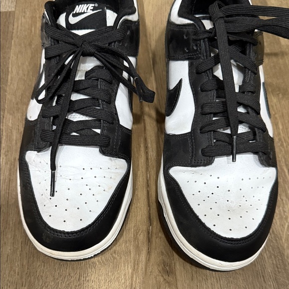 Nike Men's Classic Black and White Sneakers - Picture 2 of 14